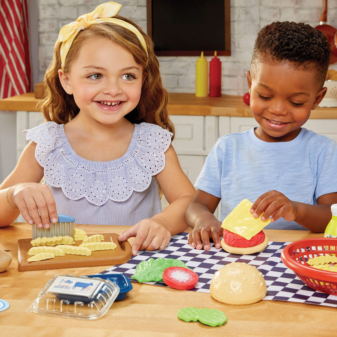 LIT-643194---Little-Tikes-Creative-Chefs-Cheeseburger-&-Fries-Kit-(10)
